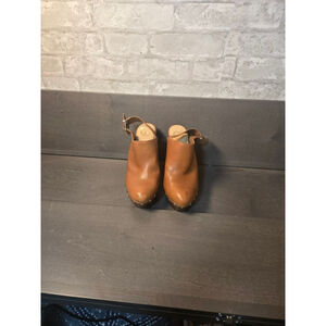 Women's Gianni Bini Brown Leather Clogs Size 8